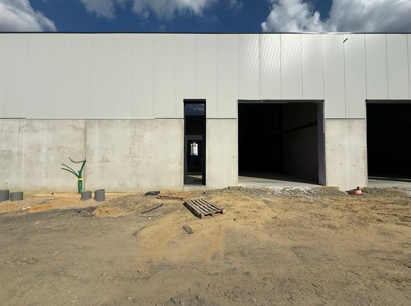 216m² magazijn te huur met 2 parkeerplaatsen op strategisch ligging ten zuiden van Brussel/Halle en ten noorden van Saintes/Tubize, met uitstekende be