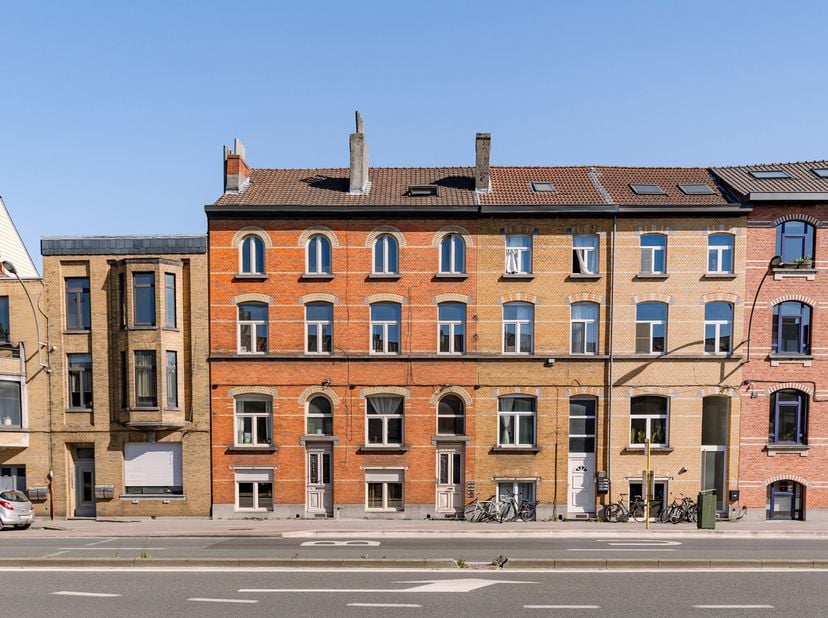 Intéressant immeuble de rapport avec 2 appartements prêts à emménager dans un emplacement privilégié à Gand<br />
Bienvenue dans cet immeuble polyvale