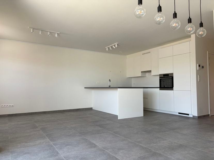 Prachtig recent appartement op de 1e verdieping, vlot bereikbaar met lift en onmiddelijk beschikbaar. Het appartement (90 m²) is instapklaar, voorzien