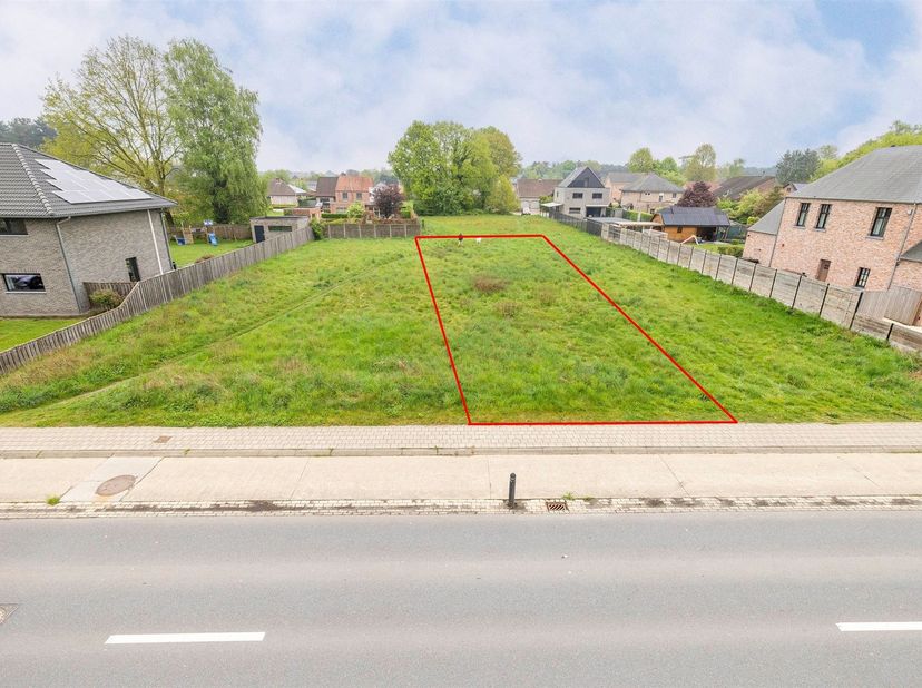 Bouwgrond voor HOB op een perceel van 567m²<br />
<br />
Ligging: Zeer centraal gelegen, nabij het centrum van Achter Olen met alle invalswegen en f