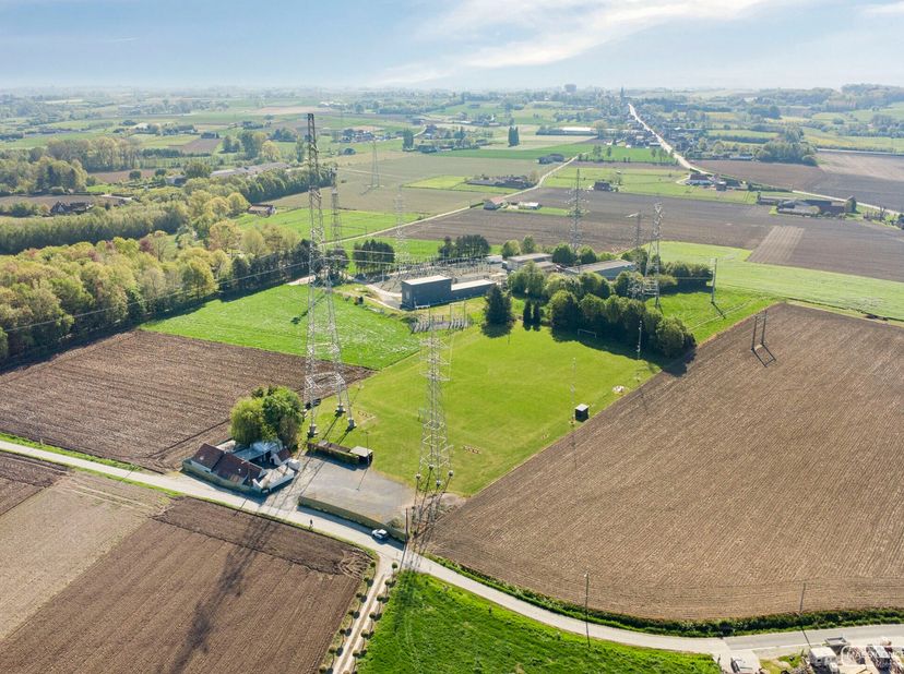 Het Kippenhof te koop in Wortegem<br />
Een unieke eigendom met tal van mogelijkheden op ruim 10.880 m²<br />
Ja ja, het is zover: het iconische Kippe