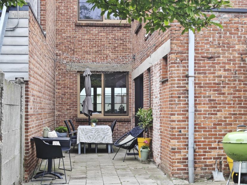 Adres: Hasselt, Kuringersteenweg 194<br />
<br />
Volledig gerenoveerde en energiezuinige stadswoning met 4 slaapkamers, 2 badkamers en ruime privépar