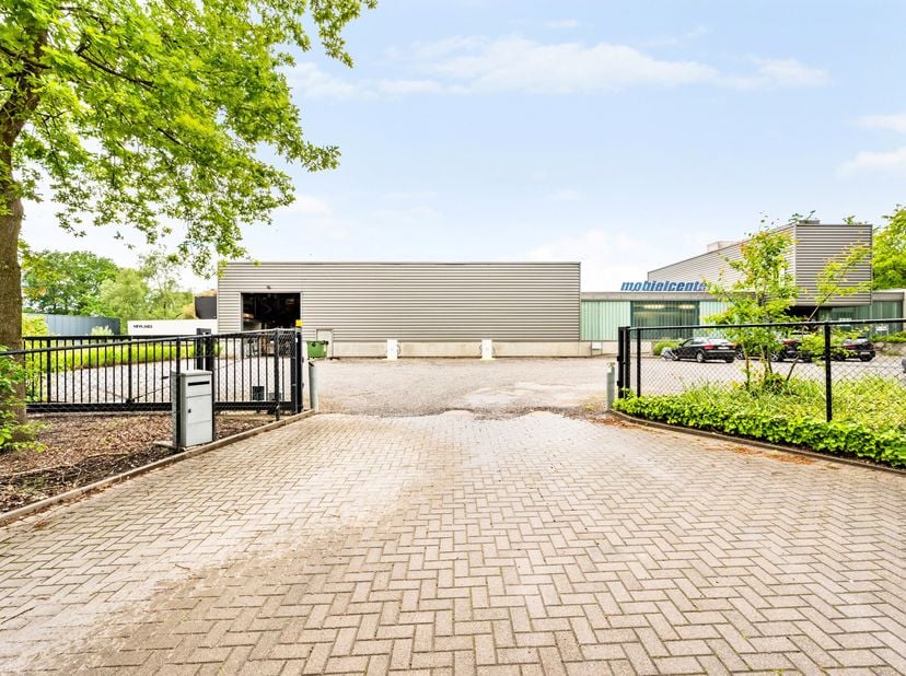 Dit recente industriepand combineert kantoren, opslagruimte en atelier in één functioneel geheel en biedt tal van mogelijkheden voor productie, logist