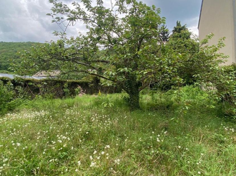 LOT 3 : TERRAIN A BÂTIR<br />
<br />
Un beau terrain en zone d'habitat et en bordure d'une voirie équipée, d’une contenance mesurée de quatre ares non