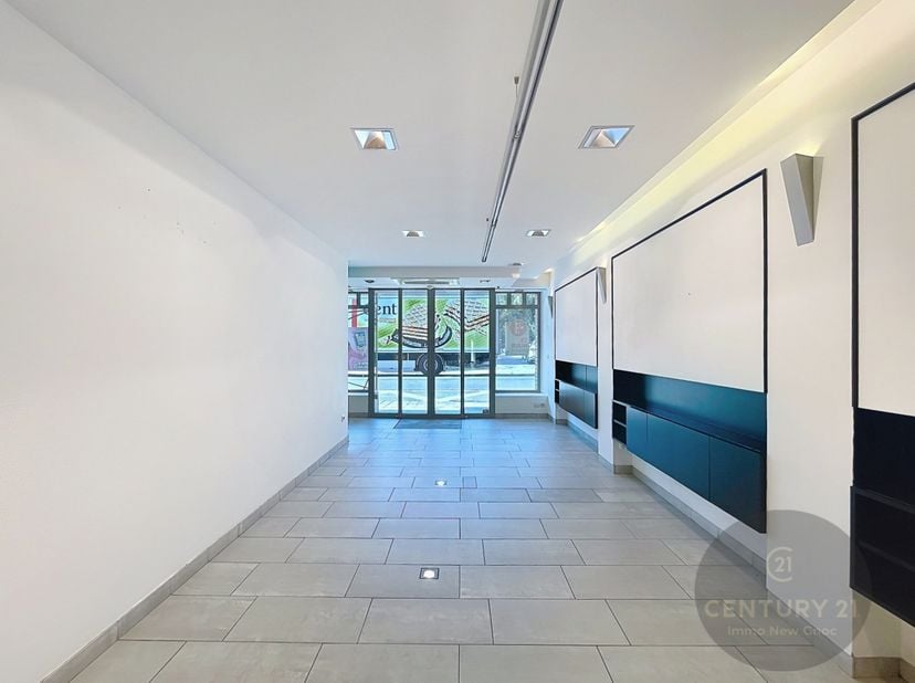 Goed gelegen winkelruimte  (103 m²) <br />
Alarmsysteem, rolluiken en airconditioning. Terras achteraan.<br />
Loods achteraan (72 m²) kan bijgehuurd