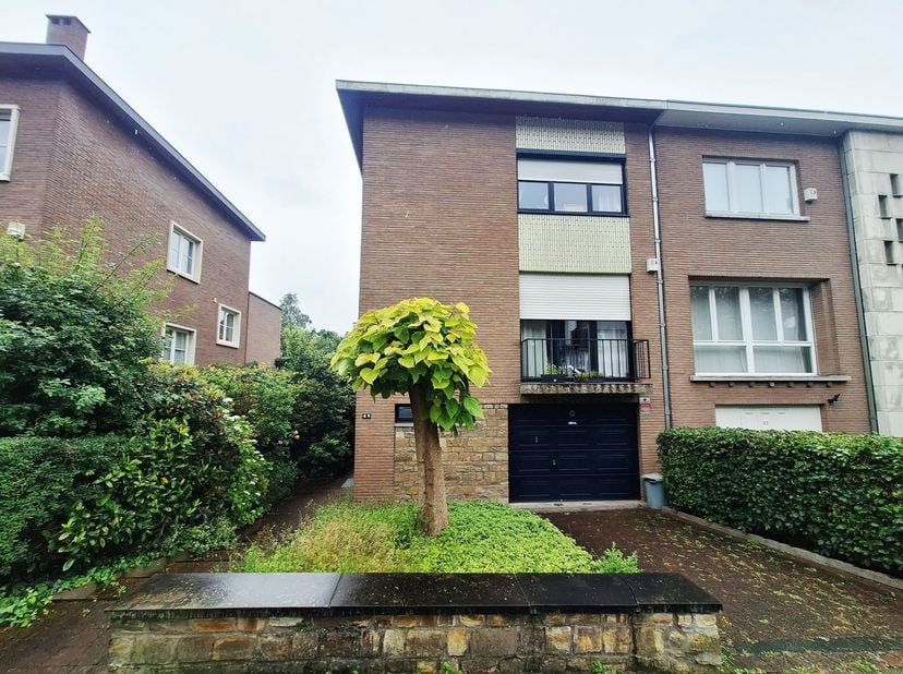 WOLUWE-SAINT-PIERRE, à proximité de la place Dumon et de ses nombreuses facilités. Jolie MAISON (4ch/2sdb) bel-étage de 200m² avec jardin, parking et