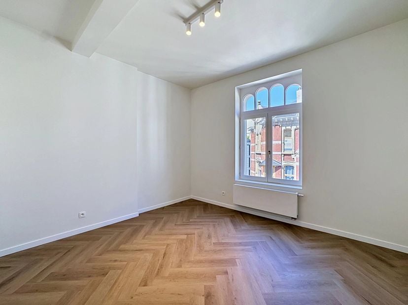 Victoire Junot vous propose cet appartement 2 chambres entièrement rénové, situé dans le quartier Saint-Boniface, au 3ème étage.<br />
Il se compose d