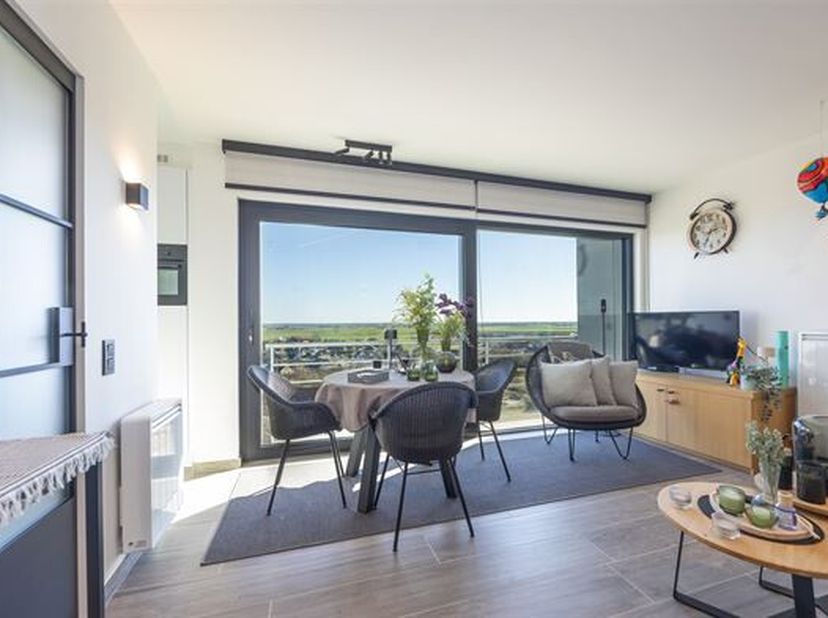 Magnifique studio meublé et récemment rénové, situé au 8e étage de la majestueuse Résidence Manager. Vous profiterez ici d'une vue dégagée et d'une te