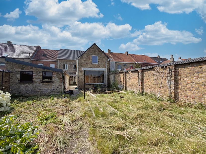 Ruime woning met polyvalente ruimte, zonnige tuin en tal van mogelijkheden in Esen<br />
<br />
Op een boogscheut van het centrum van Diksmuide en met