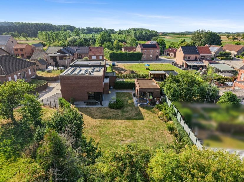 Bent u op zoek naar een recente, instapklare en energiezuinige woning in een rustige omgeving? Dan is deze prachtige halfopen bebouwing, gelegen aan d