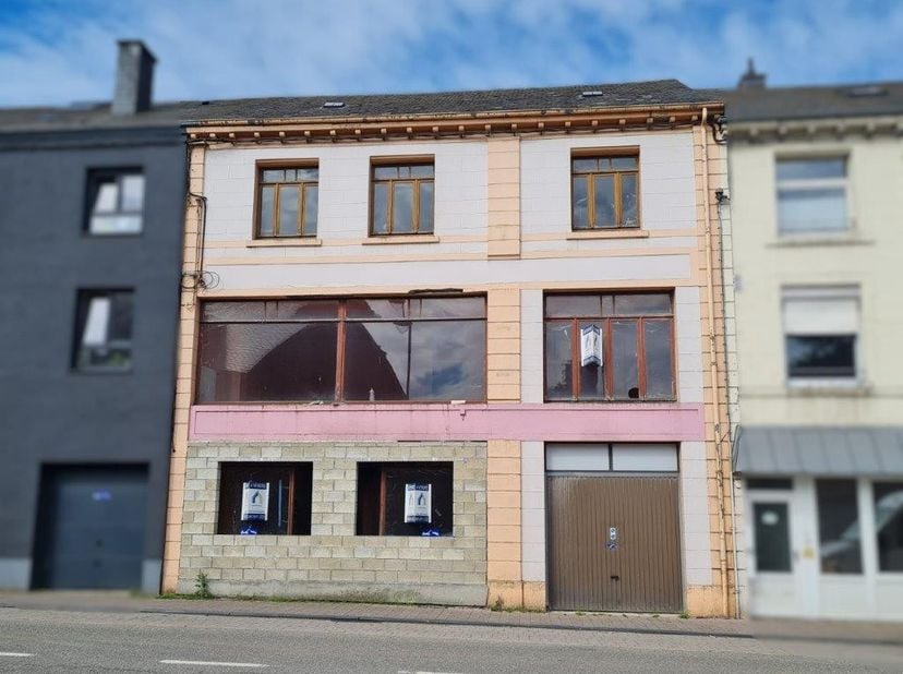 ARDENNEN: Provincie Luxemburg<br />
6880 BERTRIX<br />
<br />
TE KOOP<br />
<br />
Gebouw met vergunning voor 4 appartementen, op een uitstekende loca