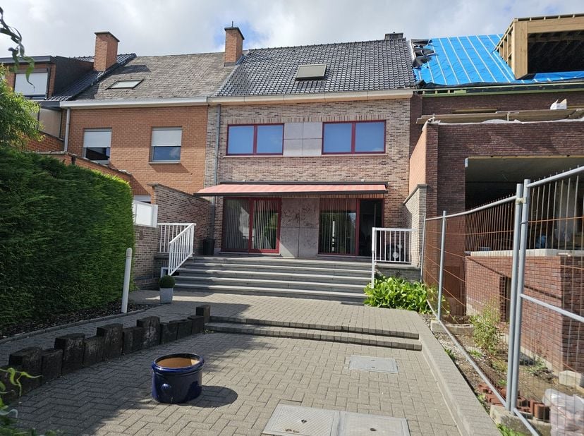 Deze ruime woning met een gevelbreedte van 8m bevindt zich in een rustige straat (eenrichtingsverkeer) aan de binnenrand van het centrum. Vanaf de loc