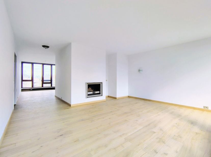 WOLUWE-SAINT-PIERRE, à proximité immédiate de la place Sainte-Alix, des commerces et du centre sportif SPORCITY, lumineux APPARTEMENT (2ch/1sdb/1sdd)
