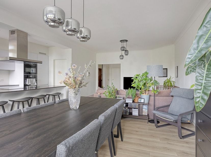 Bienvenue dans cet appartement spacieux et rénové avec goût de 110 m², où le confort, la luminosité et une finition de qualité sont au centre des préo