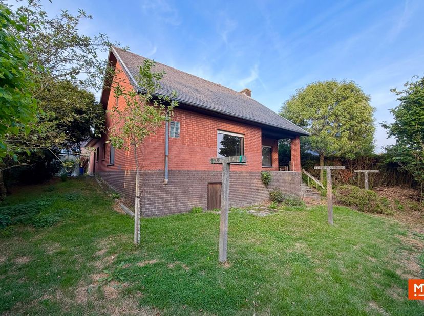 Rustig wonen in Beselare, met alle voorzieningen binnen handbereik? Deze ruime alleenstaande woning combineert een aangename ligging met tal van mogel