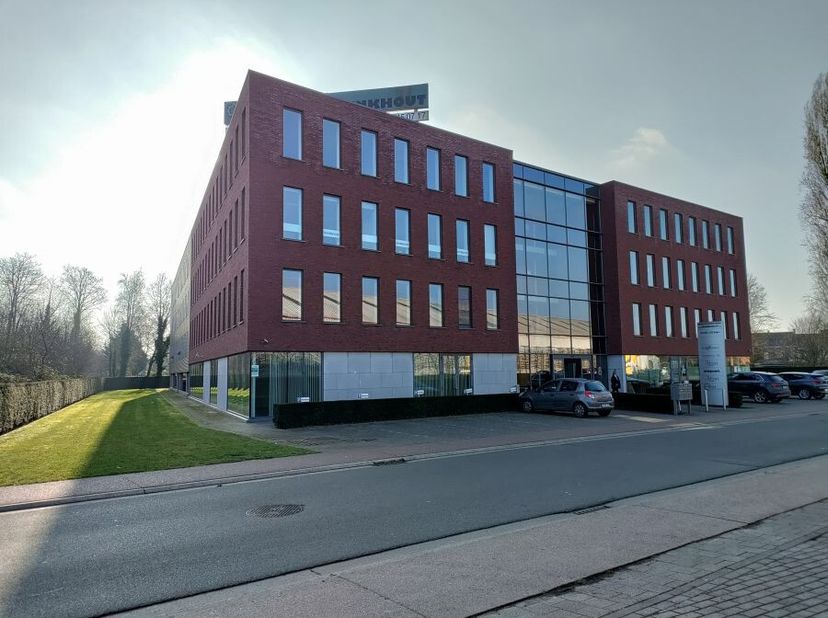 Het Rinkhout kantorencomplex in Zele biedt je een moderne en goed uitgeruste werkomgeving op een strategische locatie. Dit nieuwbouwcomplex combineert