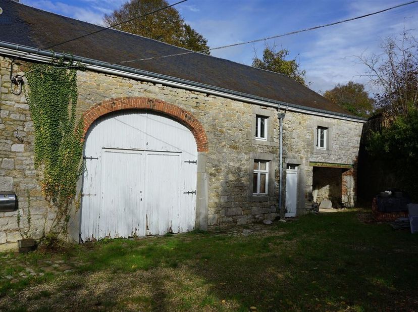 Te koop: Mooi deel van een lokale stenen boerderij gelegen in het pittoreske dorpje Wéris, dat wordt beschouwd als een van de mooiste in Wallonië.<br