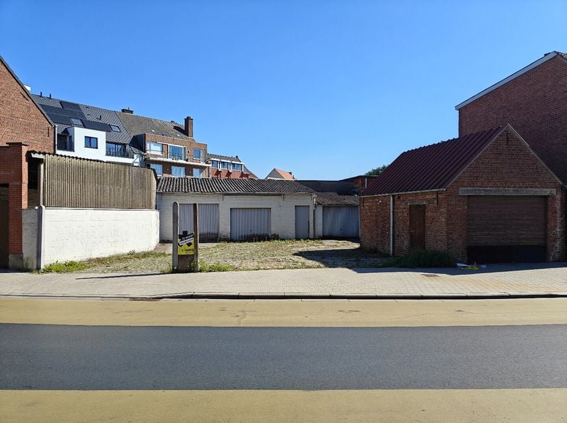 Dit stuk bouwgrond van 253 m² is gelegen in het centrum van Torhout met een optimale bereikbaarheid naar winkels, horeca, scholen, kinderopvang en inv
