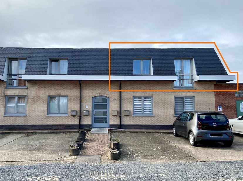 Dit gezellige dakappartement beschikt over een aangename en praktische indeling. Bij het binnenkomen bevindt u zich in de inkomhal, die toegang biedt