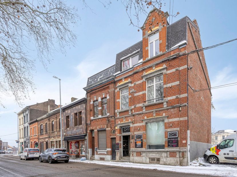 In het hart van Montignies-sur-Sambre, een bruisende deelgemeente van Charleroi, bieden wij dit indrukwekkende handelshuis aan. Gelegen op de Place Al
