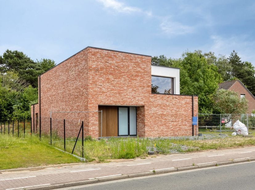 Située dans un endroit très facile d'accès, dans la commune périphérique de Hofstade, vous trouverez cette maison neuve potentiellement neutre en éner