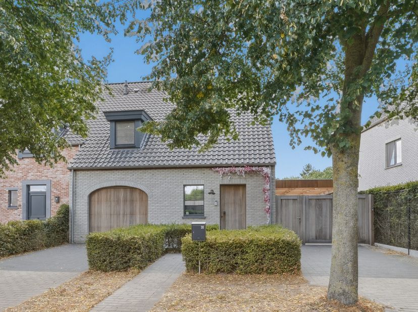 Op een rustige ligging in het centrum van Jabbeke, op wandelafstand van het vrijetijdscentrum, bevindt zich deze instapklare halfopen bebouwing van 20