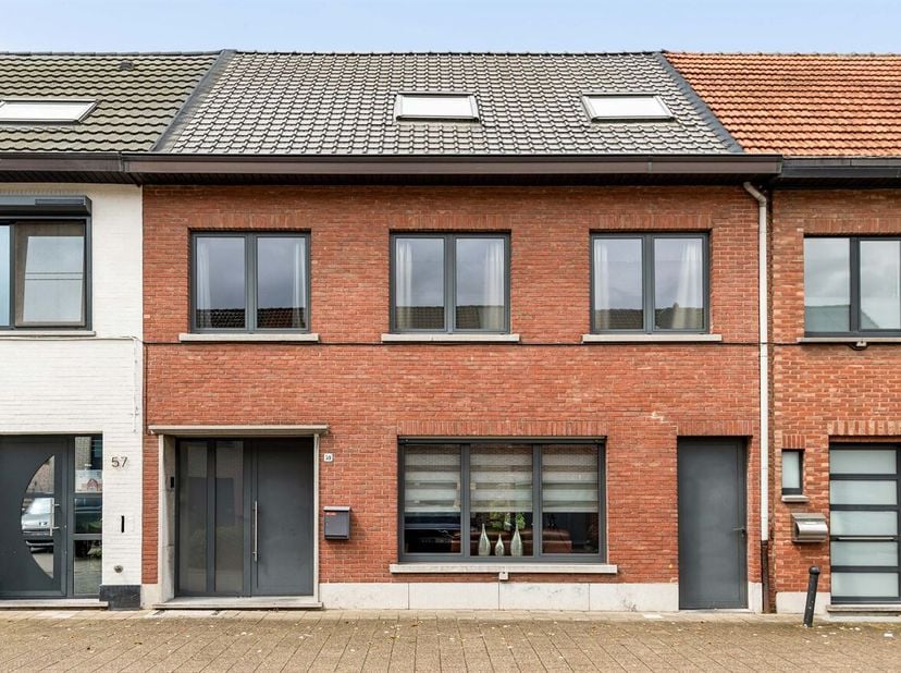 Openhuizendag op zaterdag 13 juni van 17u00 - 18u00 <br />
Instapklare gezinswoning met 3 slaapkamers, mogelijkheid tot 4 slaapkamers en tuin<br />
Ge