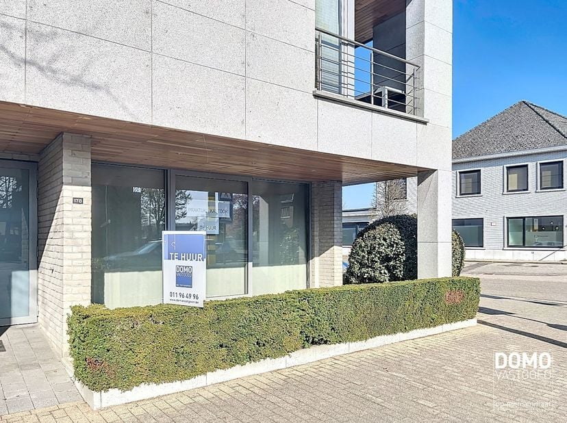 Heeft u interesse? Bekijk dit handelspand op onze website http://www.domovastgoed.be of contacteer ons op het nummer 011/96.49.96 <br />
<br />
In het