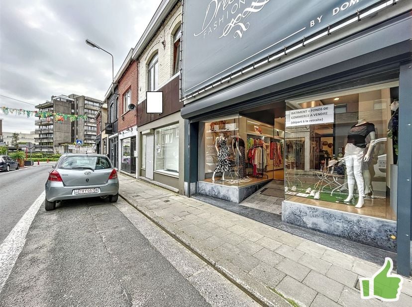 Commerce à vendre dans une des rues les plus commerçantes de Mouscron, avec belle visibilité et facilité de parking !<br />
<br />
Commerce en plein