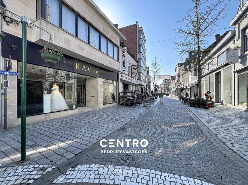 Benaderende OPPERVLAKTEN:<br />
Constructie - bewoonbare oppervlakten<br />
Winkelruimte: 420 m²<br />
Stockruimte:&amp;nbsp; 100 m²<br />
Sociale ruimte: