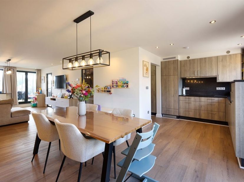 Verrassend ruim en energiezuinig appartement met 3 slaapkamers, terras én garagebox op gunstige locatie<br />
Omgeving:<br />
+ Centraal en gunstig ge