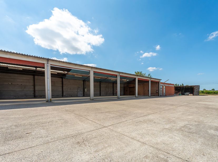 Opslagplaats met een oppervlakte van 360 m2 te huur in Wevelgem!<br />
De ruimte is voorzien van 6 sectionale poorten met een hoogte van 3,8m. Er is e