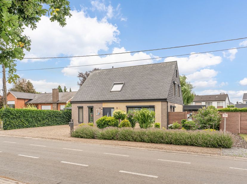 Deze zeer goed onderhouden en praktisch ingedeelde gezinswoning is gelegen in Molenbeersel, een deelgemeente van Kinrooi, op een boogscheut van de Ned
