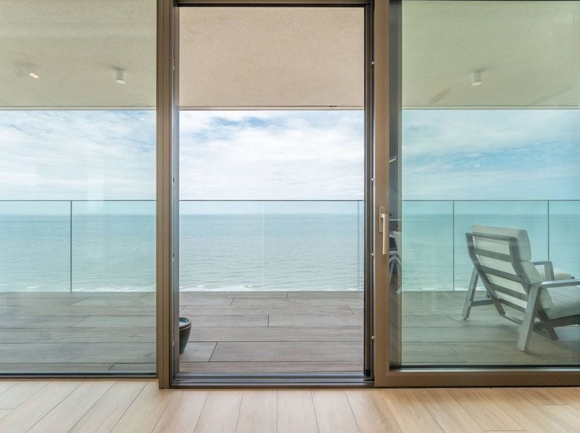 Exclusieve penthouse op een gegeerde locatie in Oostende. Deze hoogwaardige residentie biedt een unieke combinatie van ruimte, licht en comfort, met a