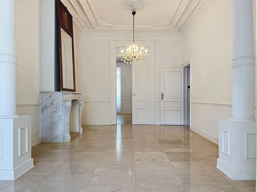 In een rustige straat, voornamelijk bestaande uit herenhuizen, is dit pand van 575 m² (volgens PEB) recent volledig gerenoveerd en biedt het alle mode