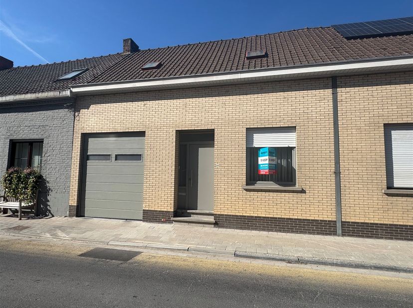 Agencement : hall d'entrée, toilettes, bureau/chambre, salon convivial avec cuisine ouverte attenante, coin repas et vue sur le jardin. Grand jardin a