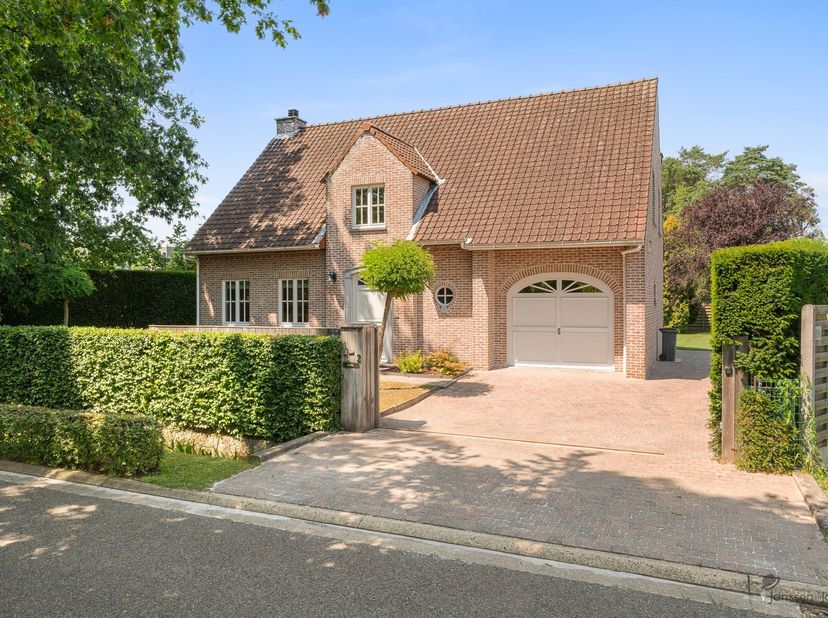 Ruime vrijstaande villa met 4 slaapkamers, poolhouse en grote garage<br />
<br />
<br />
Op een rustige en residentiële locatie in Halle-Zoersel bevi