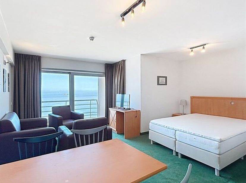 Op de Zeedijk in Blankenberge bevindt zich deze studio van 42 m² op de bovenste verdieping van de residentie Holiday Suites, met een prachtig panorami