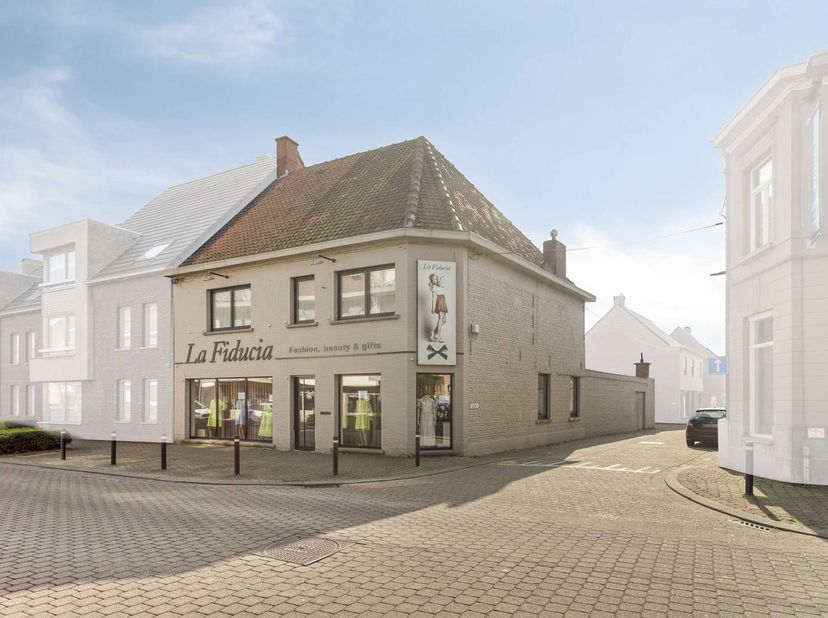 Instapklaar kantoorgebouw op hoekligging in de winkelstraat in Pittem.<br />
Private parking aanwezig.<br />
<br />
Bij de renovatie die plaats vond i