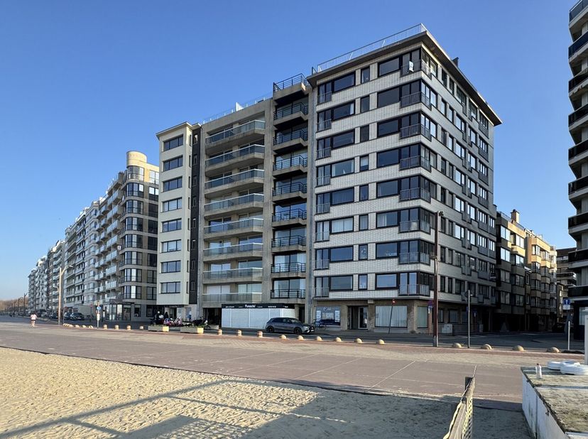 Zeer aangename en ruime (41m²) studio aan de Zeedijk te Heist (zijdelings zeezicht).<br />
De studio biedt een leuk geheel en is voorzien van een inko