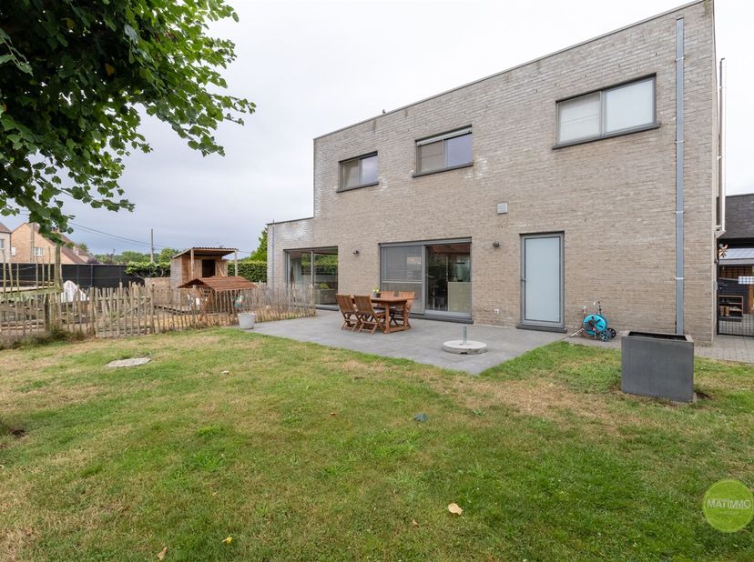 Maison familiale moderne avec jardin orienté sud à Elm<br />
<br />
Dans un cul-de-sac à Olmen, près de la réserve naturelle 'Het Scheps' et à moins