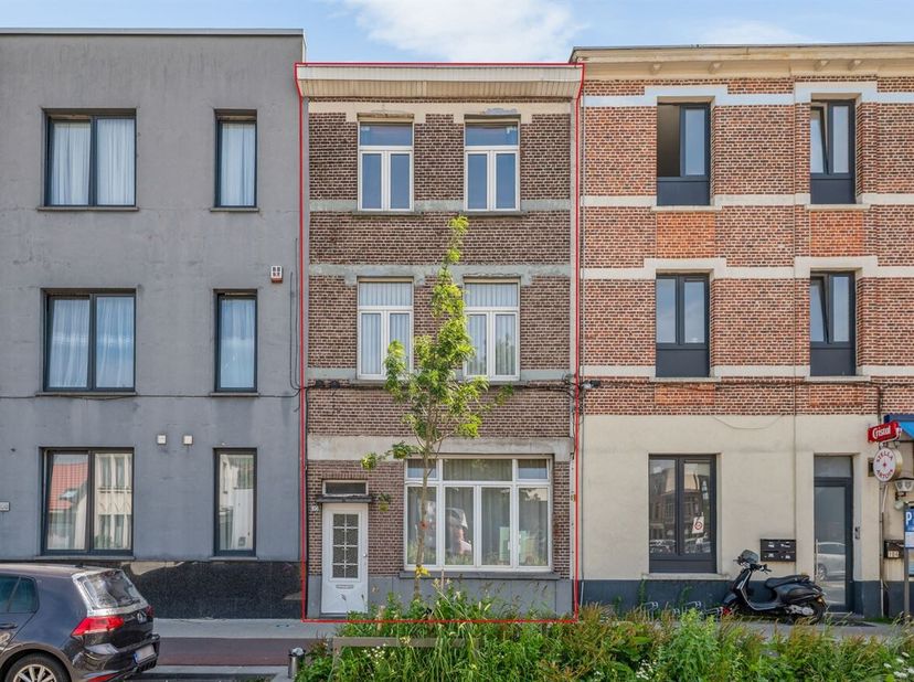 Deze gezinswoning is uitstekend gelegen aan de recent heraangelegde Lakborslei in Deurne. Dankzij de centrale ligging bevinden openbaar vervoer, winke
