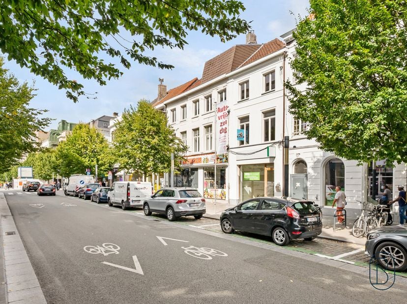 Commerce situé en emplacement de choix au cur de Courtrai : juste en face de la Place du Théâtre et à deux pas de la Grand-Place. Le rez-de-chaussée c