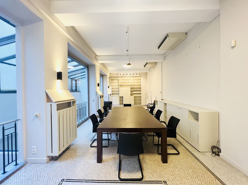 ETTERBEEK, ideaal gelegen tegenover het Leopoldpark en vlakbij Schuman en het Jubelpark, 371 m² KANTOOR te huur. Onthaalruimte, 4 kantoren (36, 21, 20