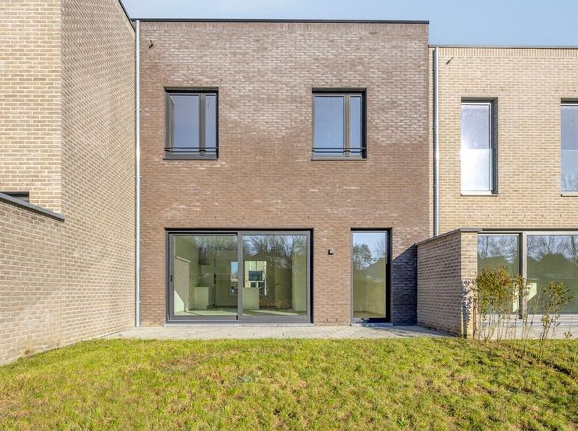 Deze woning verwelkomt je via een ruime inkomhal met gastentoilet, waarna je binnenstapt in de lichtrijke leefruimte met een open, volledig ingerichte