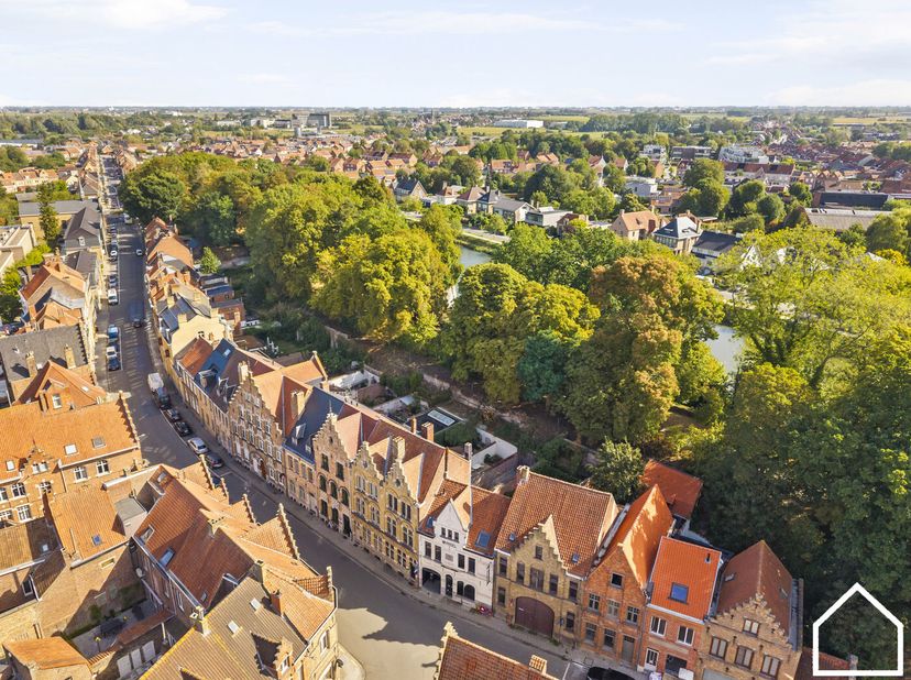 Ligging<br />
<br />
Deze authentieke herenwoning ligt op slechts 100 meter van de Grote Markt. Vanuit de leefruimte en het terras geniet u van een mo