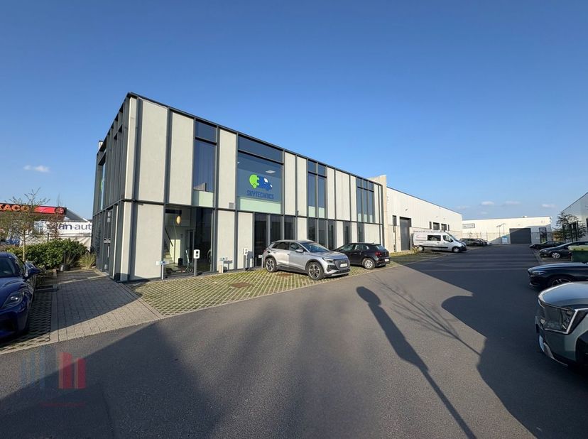 Hoogwaardig kantoor te koop op een strategische ligging te Nazareth. Deze kantoorruimte profiteert van een commerciële ligging op slechts drie minuten
