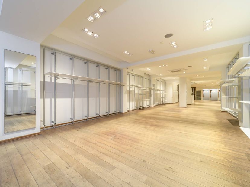 Cet espace commercial, situé dans la zone commerciale Zeelaan à La Panne, dispose d'une surface commerciale de 358 m² avec un sous-sol attenant (57 m²