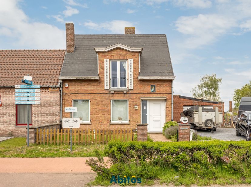 Rustig gelegen in een groene straat in Beervelde geniet deze te renoveren woning van een aangename woonomgeving met een lokaal karakter. Dankzij de vl