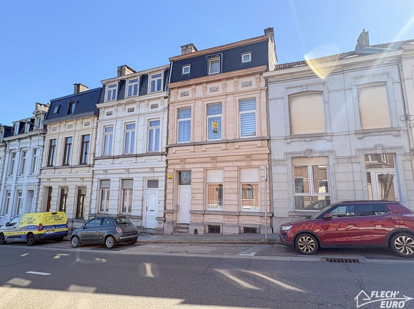 Découvrez cette agréable maison unifamiliale, parfaitement adaptée à une vie de famille. <br />
Au rez-de-chaussée, vous serez accueilli par deux salo